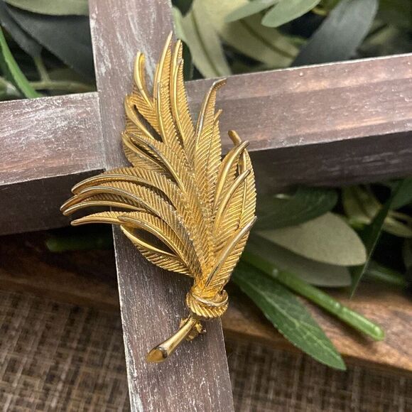 Lot of 2 Vintage Goldtone Brooches Pins both Signed on Bottom - Monet and Sphinx - Picture 6 of 9